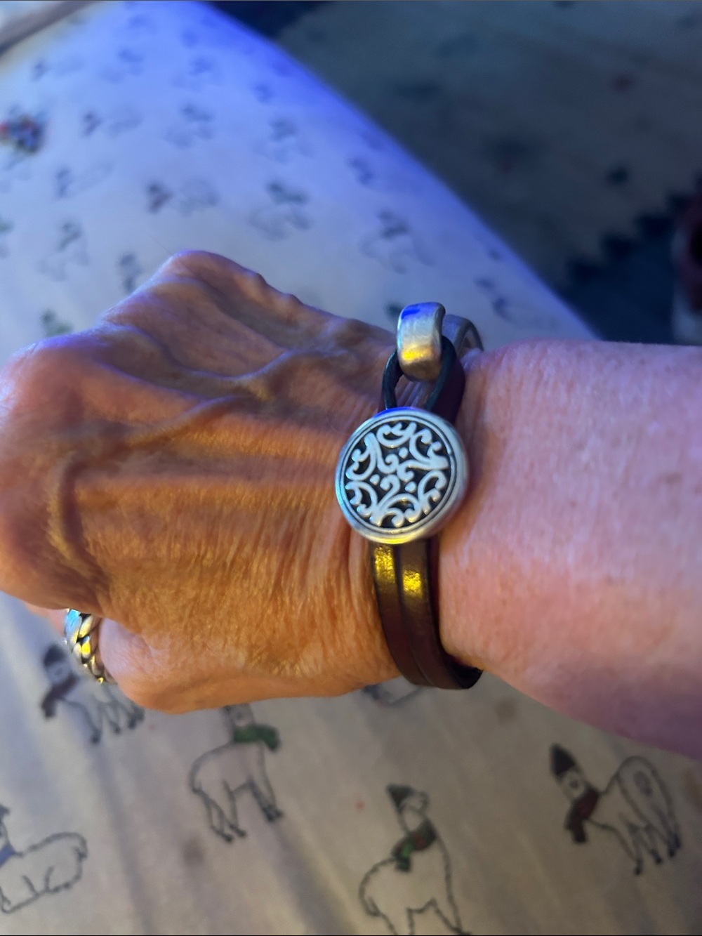 Nice sliver plate and leather bracelet. Spanish boho style.